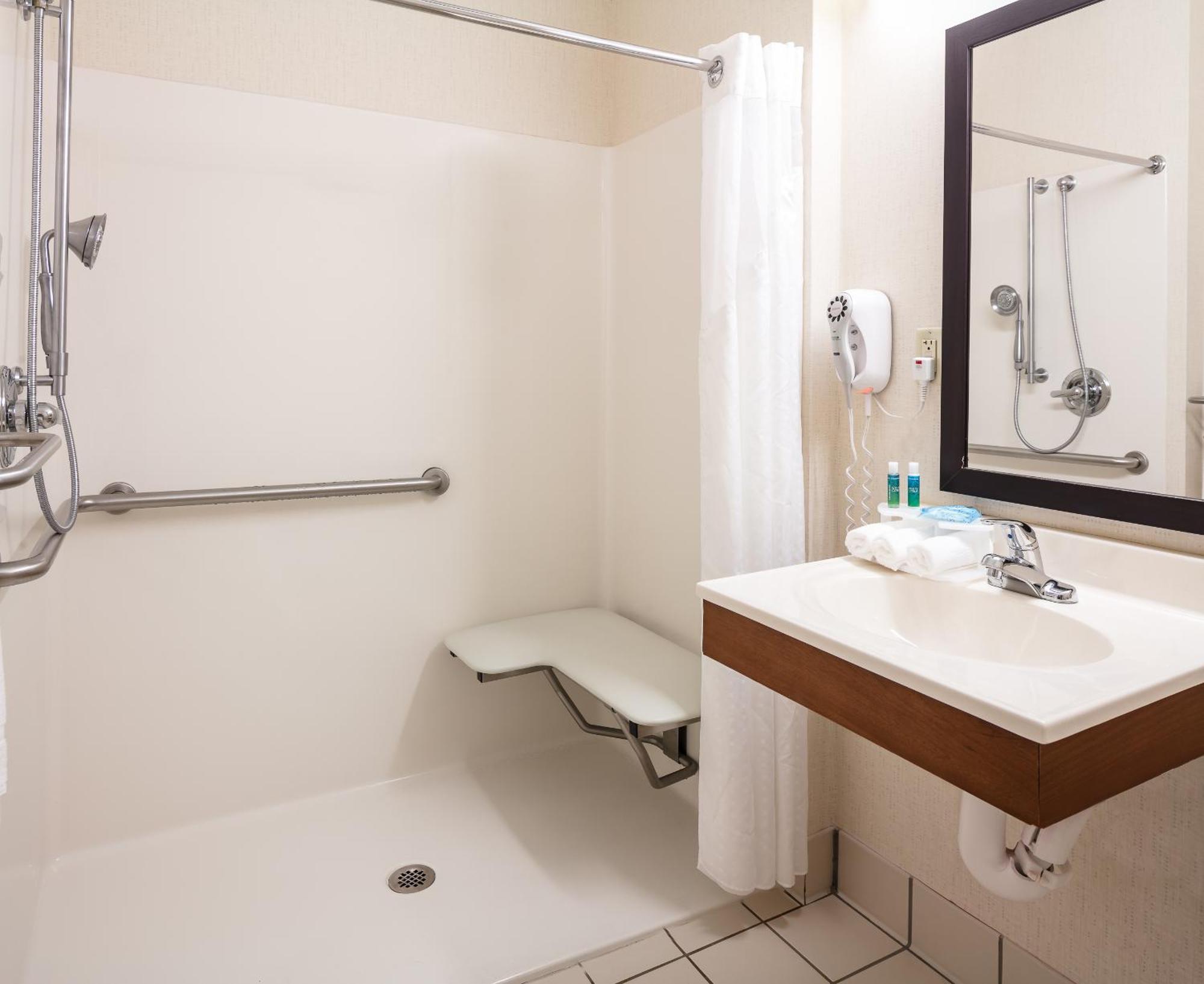 Holiday Inn Express Hotel & Suites Coralville By Ihg Exteriér fotografie