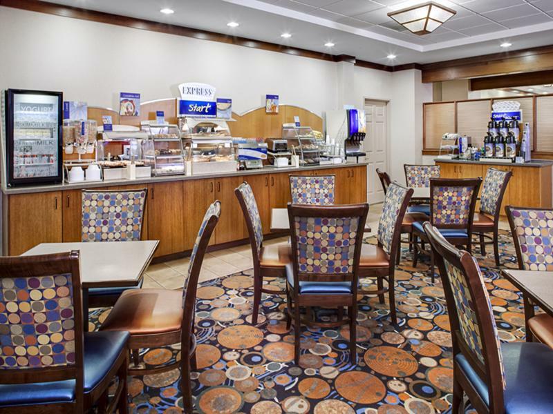 Holiday Inn Express Hotel & Suites Coralville By Ihg Exteriér fotografie